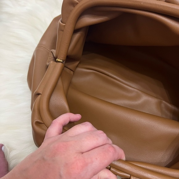 Calfskin magnetic closure clutch - Picture 4 of 8